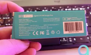 Boîte du dongle Zigbee 3.0, comparatif efr32mg21 vs cc2652p. Contient antenne, manuel. Fabriqué en Chine.