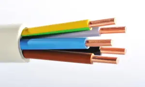 Câble électrique h07vu ou h07vr avec fils de cuivre dénudés de couleurs jaune, vert, bleu, marron et noir.
