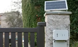 Un portail solaire Somfy, alimenté par un panneau photovoltaïque, avec son moteur discret. Avis sur cette solution écologique.