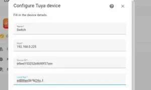 Fenêtre de configuration d'un appareil Tuya, avec les champs Nom, Hôte, ID et clé locale remplis.