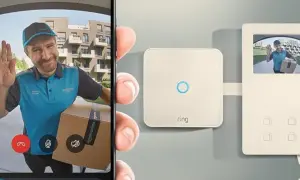 Un livreur Amazon salue via un interphone copropriété Ring. Le smartphone affiche la vidéo et les commandes.