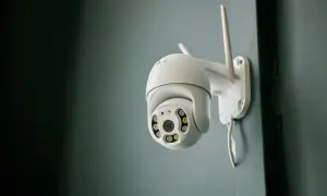 Caméra Avidsen blanche fixée au mur, prête à vous montrer comment connecter une caméra Avidsen en wifi pour une surveillance à distance.