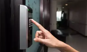 Doigt appuyant sur un clavier d'accès, le voyant vert allumé. Une fausse alerte ?