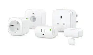 Ensemble d'appareils intelligents Eve, incluant des prises, un détecteur de mouvement et des capteurs pour une maison connectée.