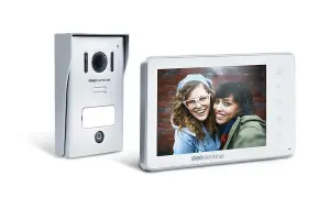 Interphone Blyss 2 fils : la platine extérieure et l'écran intérieur affichant deux jeunes femmes souriantes. Notice incluse.