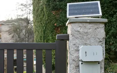 Un portail solaire Somfy, alimenté par un panneau photovoltaïque, avec son moteur discret. Avis sur cette solution écologique.