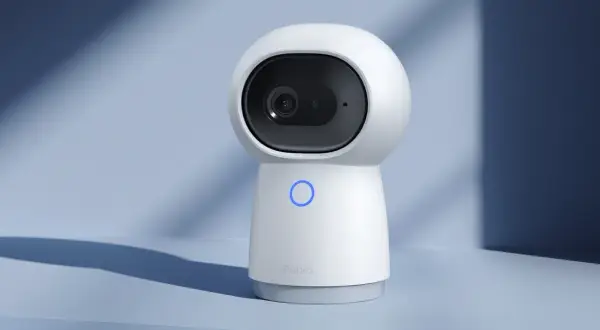 Caméra de surveillance intelligente Aqara Camera Hub G3, au design moderne et épuré, avec un anneau lumineux bleu.