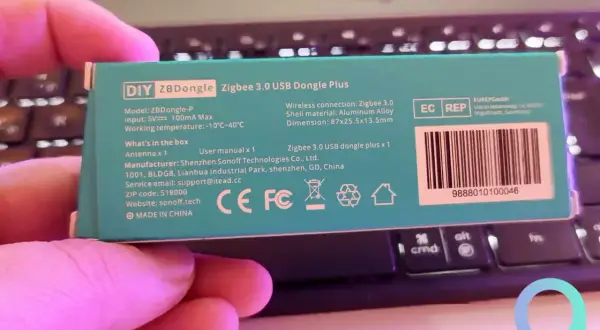 Boîte du dongle Zigbee 3.0, comparatif efr32mg21 vs cc2652p. Contient antenne, manuel. Fabriqué en Chine.