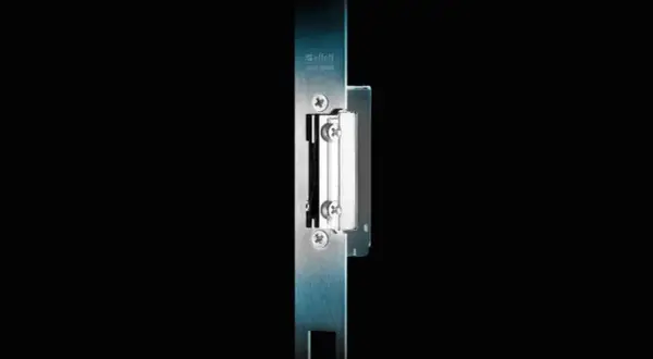 Gâche électrique pour portillon, modèle Effeff. Système de verrouillage sécurisé pour votre entrée.