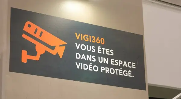 Panneau "VIGI360 VOUS ÊTES DANS UN ESPACE VIDÉO PROTÉGÉ" avec icône de caméra. Le droit d'accès aux images vidéosurveillance est réglementé.