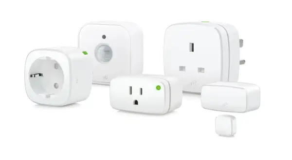 Ensemble d'appareils intelligents Eve, incluant des prises, un détecteur de mouvement et des capteurs pour une maison connectée.