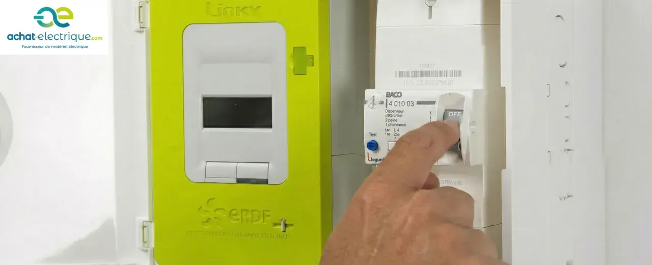 Main d'un homme actionnant un disjoncteur de type BACO en position OFF, à côté d'un compteur Linky vert.