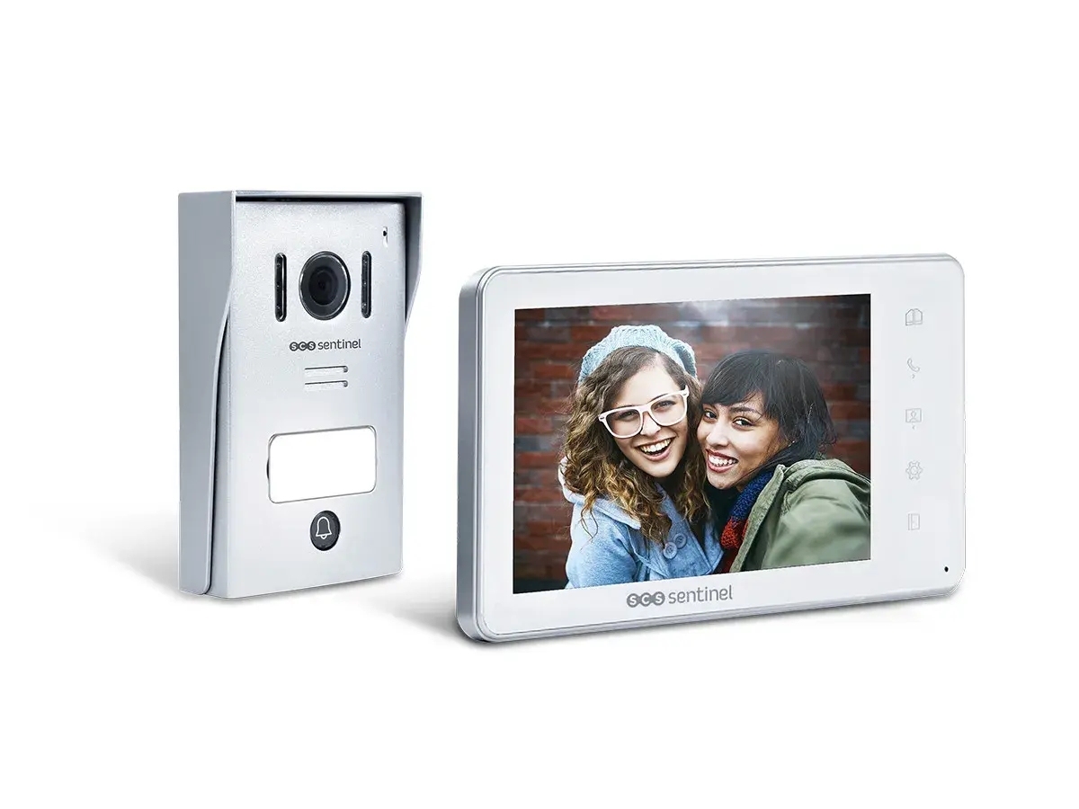 Interphone Blyss 2 fils : la platine extérieure et l'écran intérieur affichant deux jeunes femmes souriantes. Notice incluse.