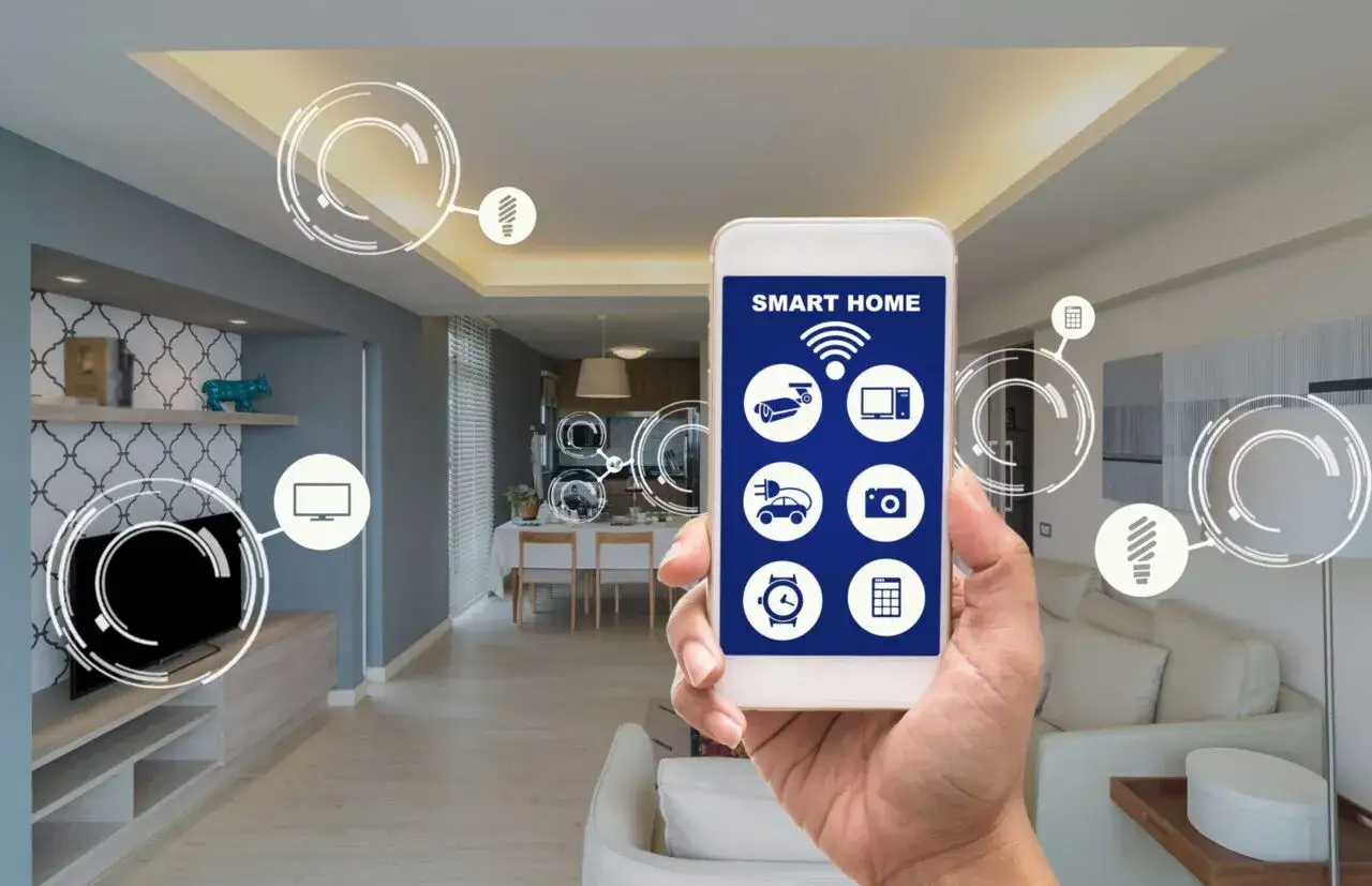 Une main tient un iPhone affichant une application