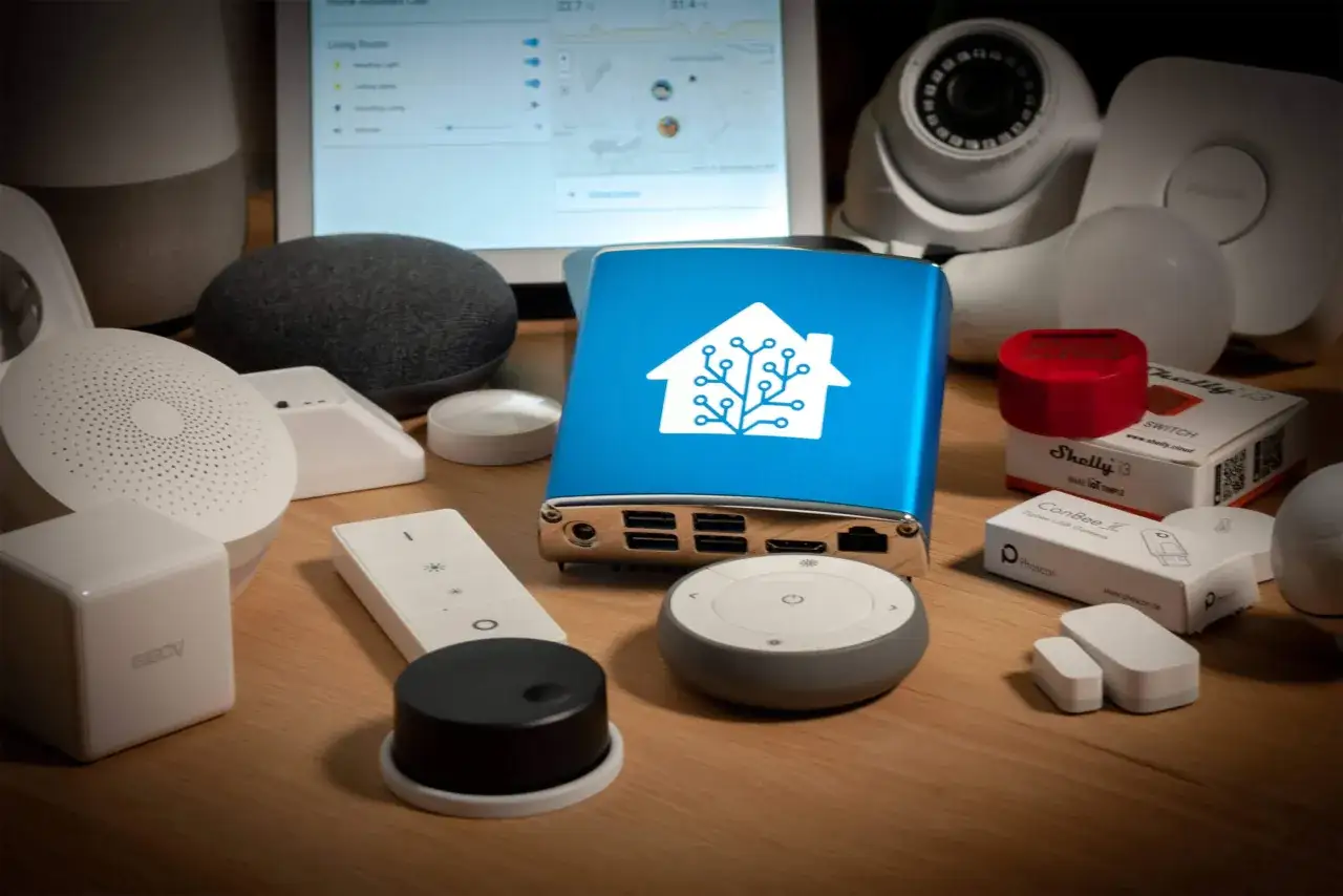 Un ensemble d'appareils domotiques, incluant des enceintes connectées, une caméra, des interrupteurs et une tablette affichant Home Assistant, prêt à être géré par Gladys assistant.