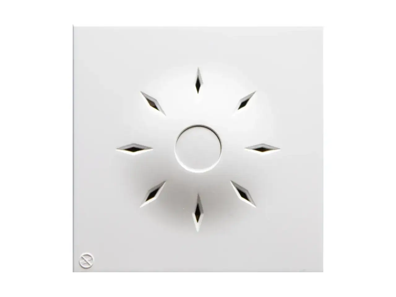 Détecteur de fumée blanc avec motif en losanges autour d'un cercle central. Pensez à changer la pile pour un fonctionnement optimal.
