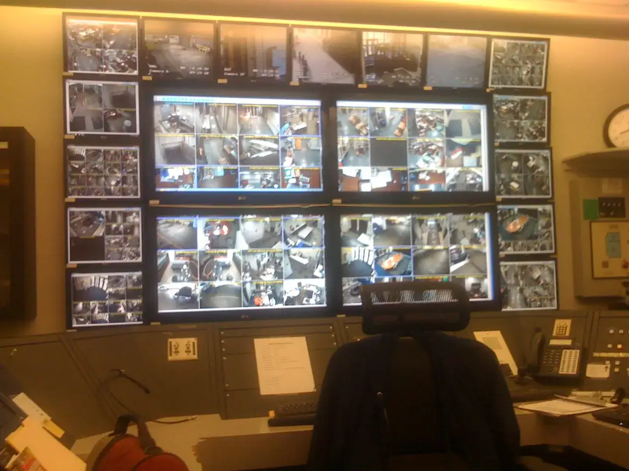 Plusieurs cam&eacute;ras sur un &eacute;cran, offrant une vue d'ensemble d'un espace surveill&eacute;.