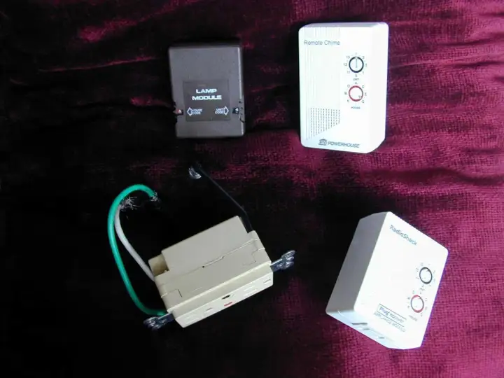Lot de modules d'appareils RadioShack : un module lampe, un carillon et un module prise. Idéal pour contrôler vos appareils à distance x 10.